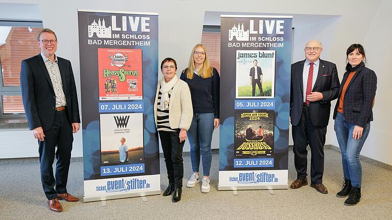 Sie freuen sich auf ein abwechslungsreiches Line-Up bei der neuen Bad Mergentheimer Konzertreihe 'Live im Schloss' (von links): Kersten Hahn, Fachbereichsleiter Bildung, Kultur und Tourismus bei der Stadt Bad Mergentheim, Monika Menth, Leiterin der Schlossverwaltung Weikersheim (Schlösser und Gärten Baden-Württemberg), Lilly Scholz, Chief Operating Officer bei der Veranstaltungsagentur Eventstifter, Bad Mergentheims Oberbürgermeister Udo Glatthaar und Carolin Hilzinger, Head of Events bei Eventstifter. Sie freuen sich auf ein abwechslungsreiches Line-Up bei der neuen Bad Mergentheimer Konzertreihe 'Live im Schloss' (von links): Kersten Hahn, Fachbereichsleiter Bildung, Kultur und Tourismus bei der Stadt Bad Mergentheim, Monika Menth, Leiterin der Schlossverwaltung Weikersheim (Schlösser und Gärten Baden-Württemberg), Lilly Scholz, Chief Operating Officer bei der Veranstaltungsagentur Eventstifter, Bad Mergentheims Oberbürgermeister Udo Glatthaar und Carolin Hilzinger, Head of Events bei Eventstifter.