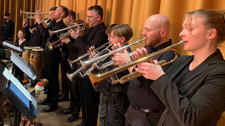 Strahlende Trompetenklänge eröffneten das Bigband-Konzert am Celtis-Gymnasium. Strahlende Trompetenklänge eröffneten das Bigband-Konzert am Celtis-Gymnasium.