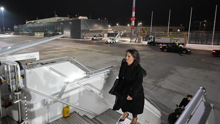 Außenministerin Baerbock besteigt einen Regierungsflieger       -  Außenministerin Baerbock steht für einen späten Kurzstreckenflug aus Frankfurt in der Kritik. (Archivbild)