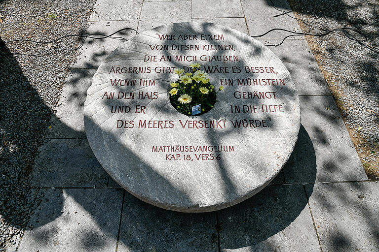 Der Bildhauer und Steinmetz Bruno Johannes Harich hat das Jesus-Wort aus dem Matthäus-Evangelium in den Stein gemeißelt. Der Bildhauer und Steinmetz Bruno Johannes Harich hat das Jesus-Wort aus dem Matthäus-Evangelium in den Stein gemeißelt.
