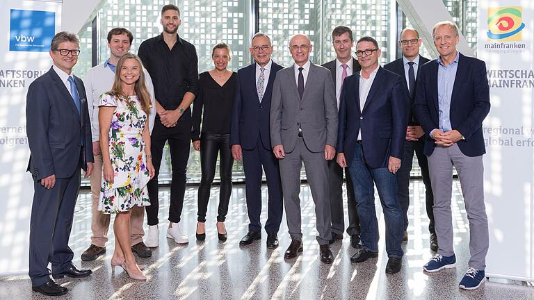 Beim Wirtschaftsforum Mainfranken unter dem Motto 'Erfolg beginnt im Kopf – von Spitzensportlern lernen' waren als prominente Gäste Maxi Kleber und Carolin Lehrieder zu Gast. Im Bild (von links): Michael Bischof, Dr. Nils Gageik, Asa Petersson, Maxi Kleber, Carolin Lehrieder, Wolfgang Fieber, Landrat Wilhelm Schneider, OB Christian Schuchardt, Christoph Müller, Tobias Koch und Prof. Dr. Hans-Dieter Hermann