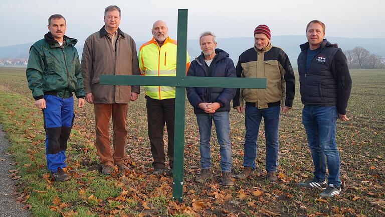 Lächeln wollen sie auf dem Foto nicht, denn dafür ist ihnen die Sache zu ernst. Die Bauern Michael Höhn-Schüssler, Klaus Merkel, Johannes Saam, Hans Dünninger, Burkard Mantel und Bernhard Müller stehen hinter dem stillen Protest mit grünen Kreuzen. Lächeln wollen sie auf dem Foto nicht, denn dafür ist ihnen die Sache zu ernst. Die Bauern Michael Höhn-Schüssler, Klaus Merkel, Johannes Saam, Hans Dünninger, Burkard Mantel und Bernhard Müller stehen hinter dem stillen Protest mit grünen Kreuzen.