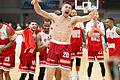 Nach dem Sieg in Bayreuth feiern die Würzburger Basketballer, im Vordergrund Julian Albus, mit den mitgereisten Fans, die ebenfalls obenrum blank zogen, den Sieg.