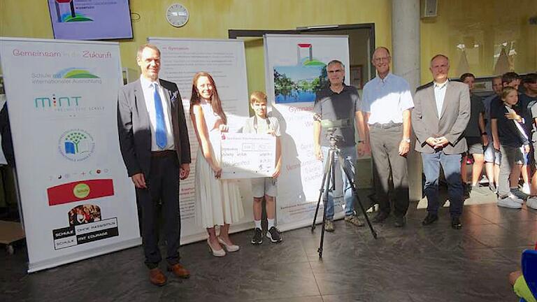 Das Foto zeigt (von links) Schulleiter Achim Höfle, Nadine Jänsch, Vertreterin der Sparkasse Mainfranken Wiesentheid, Lorenz Koch (Klasse 6a), Biologielehrer Matthias Mann, BN-Ortsvorsitzender Wiesentheid Norbert Schneider und Harald Rößner, 2. Bürgermeister von Wiesentheid bei der Übergabe der Spende zur Erhaltung des Schulbiotops.