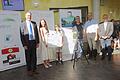 Das Foto zeigt (von links) Schulleiter Achim Höfle, Nadine Jänsch, Vertreterin der Sparkasse Mainfranken Wiesentheid, Lorenz Koch (Klasse 6a), Biologielehrer Matthias Mann, BN-Ortsvorsitzender Wiesentheid Norbert Schneider und Harald Rößner, 2. Bürgermeister von Wiesentheid bei der Übergabe der Spende zur Erhaltung des Schulbiotops.