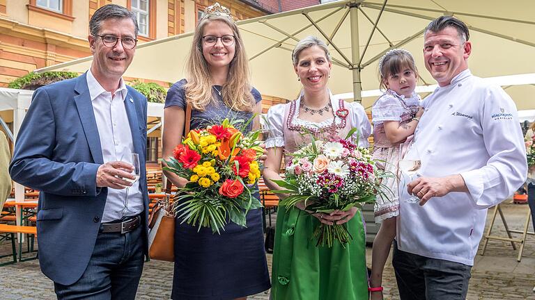 Würzburgs Oberbürgermeister Christian Schuchardt (von links) und die Fränkische Weinkönigin Eva Brockmann eröffneten am Mittwoch gemeinsam mit Wirtin Martina Wiesenegg, Tochter Florentine Wiesenegg und Wirt Alexander Wiesenegg das Hofschoppenweinfest. Würzburgs Oberbürgermeister Christian Schuchardt (von links) und die Fränkische Weinkönigin Eva Brockmann eröffneten am Mittwoch gemeinsam mit Wirtin Martina Wiesenegg, Tochter Florentine Wiesenegg und Wirt Alexander Wiesenegg das Hofschoppenweinfest.
