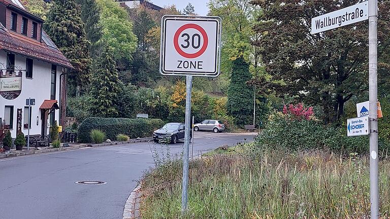 Wie in der Wallburgstraße und den dazugehörigen Seitenstraßen werden nun auch in allen weiteren geeigneten Ortsstraßen Eltmanns Tempo-30-Zonen eingerichtet.