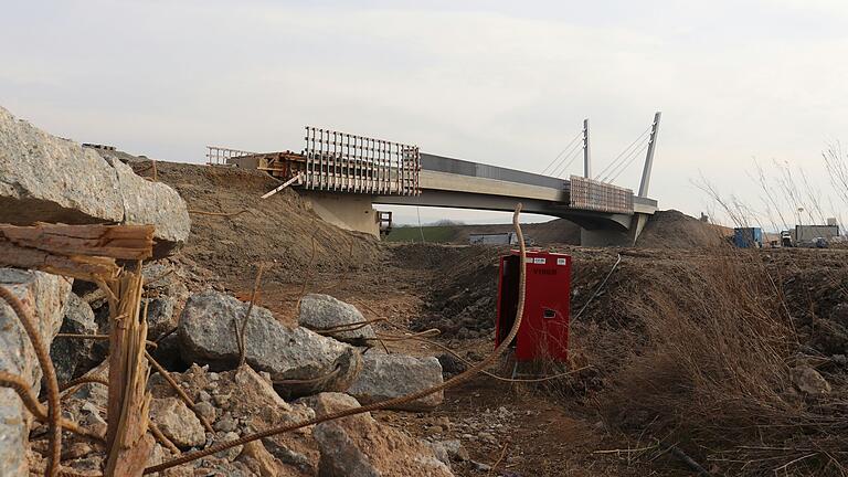 Noch ist rund um die neue Brücke über die A3 bei Haidt einiges zu tun. Aber das ungewöhnliche Bauwerk selbst steht schon. Noch ist rund um die neue Brücke über die A3 bei Haidt einiges zu tun. Aber das ungewöhnliche Bauwerk selbst steht schon.