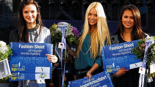 Die 18-jährige Sabine Fischer (Mitte) aus Uettingen siegt im Modelwettbewerb der Main-Post und ist das Main-Topmodel 2012. Die Studentin aus Uettingen gewinnt unter anderem eine Mittelmeerkreuzfahrt im Wert von 2000 Euro. Zwei junge Frauen aus dem Landkreis Main-Spessart, Sophie Marie Hölzer (links) aus Gräfendorf sowie Tina Daosri (rechts) aus Aschfeld, werden Zweite und Dritte. Die 18-jährige Sabine Fischer (Mitte) aus Uettingen siegt im Modelwettbewerb der Main-Post und ist das Main-Topmodel 2012. Die Studentin aus Uettingen gewinnt unter anderem eine Mittelmeerkreuzfahrt im Wert von 2000 Euro. Zwei junge Frauen aus dem Landkreis Main-Spessart, Sophie Marie Hölzer (links) aus Gräfendorf sowie Tina Daosri (rechts) aus Aschfeld, werden Zweite und Dritte.