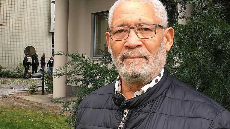 Israel Kaunatjike wurde 1947 im namibischen Okahandja geboren. Seit 1970 lebt er in Berlin und war neben seinem Beruf als politischer Aktivist tätig. Er hat drei Töchter aus zwei Ehen sowie acht Enkelkinder. Häufig reist der heutige Pensionär zu seiner Familie nach Namibia und kümmert sich – ganz im Sinne der Hirtentradition der Herero – um die Rinderherde der Familie. Israel Kaunatjike wurde 1947 im namibischen Okahandja geboren. Seit 1970 lebt er in Berlin und war neben seinem Beruf als politischer Aktivist tätig. Er hat drei Töchter aus zwei Ehen sowie acht Enkelkinder. Häufig reist der heutige Pensionär zu seiner Familie nach Namibia und kümmert sich – ganz im Sinne der Hirtentradition der Herero – um die Rinderherde der Familie.