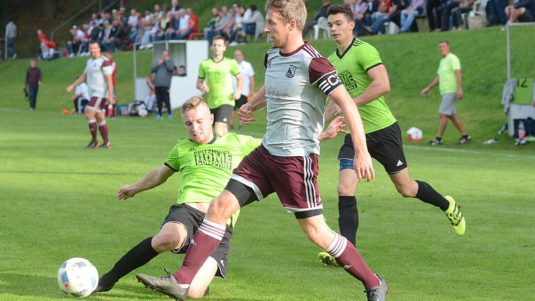 Ein Bild aus dem Oktober 2021, das die aktuell besten Torschützen der Kreisliga-Spitzenteams zeigt: Sascha Hill (links) vom FV Helmstadt und Peter Schebler vom SV Birkenfeld Ein Bild aus dem Oktober 2021, das die aktuell besten Torschützen der Kreisliga-Spitzenteams zeigt: Sascha Hill (links) vom FV Helmstadt und Peter Schebler vom SV Birkenfeld