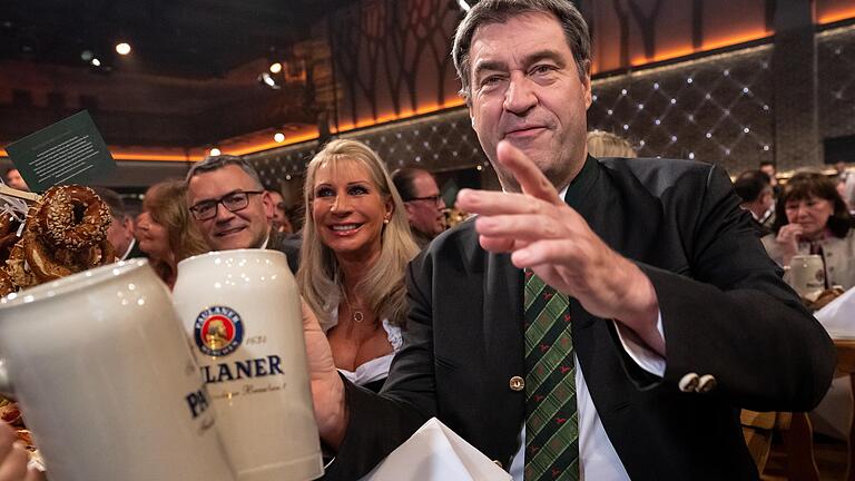 Freitagabend in München: Ministerpräsident Markus Söder und seine Frau Karin beim Starkbieranstich auf dem Nockherberg.&nbsp;