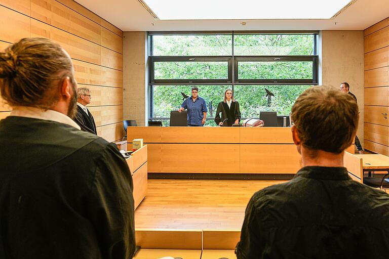 Der 31-jährige Täter (rechts) wurde vom Amtsgericht Würzburg zu drei Jahren Haft verurteilt. Er will in Berufung gehen. Der 31-jährige Täter (rechts) wurde vom Amtsgericht Würzburg zu drei Jahren Haft verurteilt. Er will in Berufung gehen.