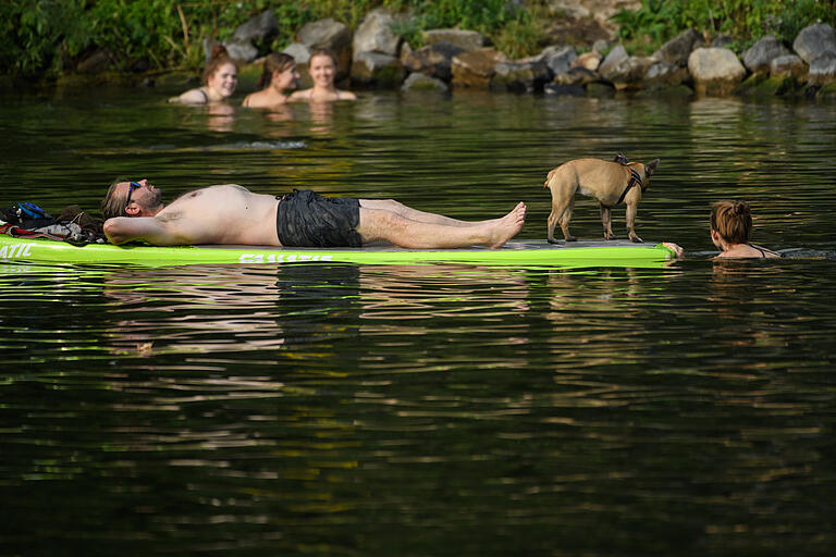 Heißer Sommer! Wohl dem, der sich Abkühlung verschaffen konnte - wie hier am Main in Würzburg. Foto: Daniel Peter Heißer Sommer! Wohl dem, der sich Abkühlung verschaffen konnte - wie hier am Main in Würzburg. Foto: Daniel Peter
