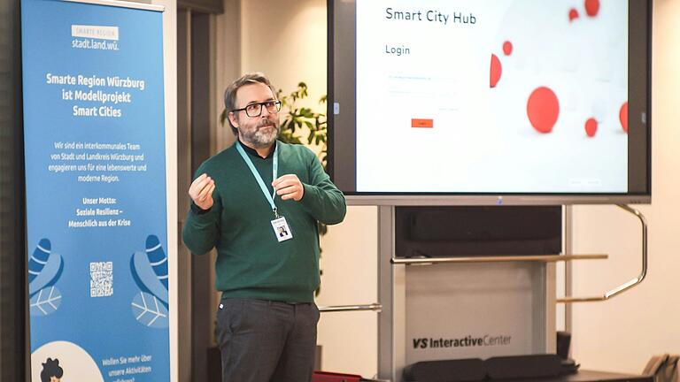 Marcus Simon (smart and public GmbH) erklärt die Funktionalitäten des Smart City Hub.
