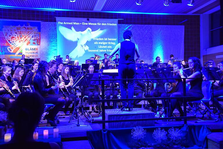 Bei ihren Dreikönigsfestkonzerten stellt die Bläserphilharmonie stets den ganzen Abend unter ein Motto, hier 'Krieg und Frieden' im Jahr 2018 unter Leitung von Tanja Berthold.