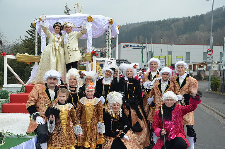 Das Prinzenpaar und sein Hofstaat verliehen dem Faschingszug majestätische Würde.