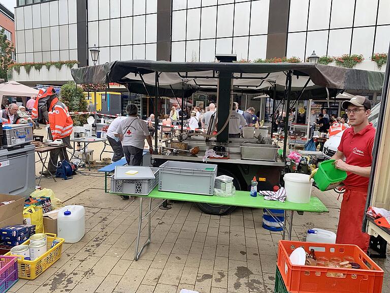 Am letzten Tag stand die Feldküche des BRK Kreisverbandes Rhön-Grabfeld in Bad Neuenahr. Nur wenige Meter vom Marktplatz entfernt. Am letzten Tag stand die Feldküche des BRK Kreisverbandes Rhön-Grabfeld in Bad Neuenahr. Nur wenige Meter vom Marktplatz entfernt.