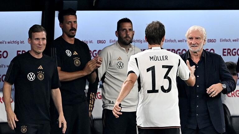 Rudi Völler (r.)       -  Rudi Völler hält viel von Thomas Müller.