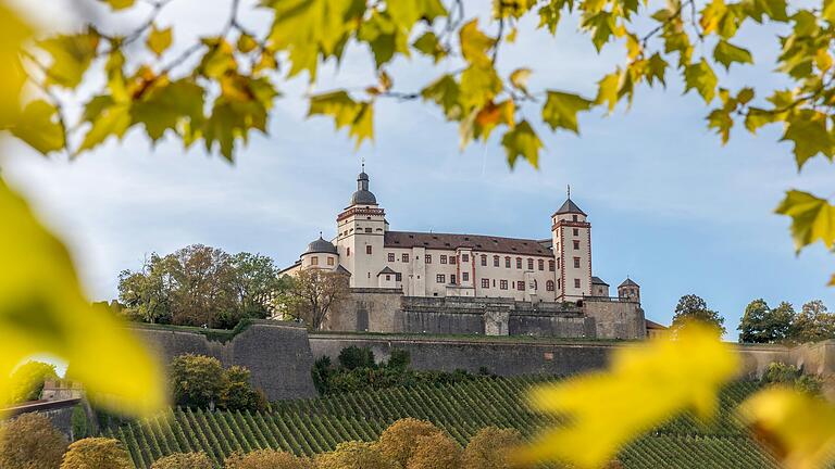 Herbstlicher Blick auf die Festung Marienberg in Würzburg. Herbstlicher Blick auf die Festung Marienberg in Würzburg.