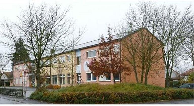 Hier im Umfeld könnte der erste Bauabschnitt der neuen Grundschule der Gemeinde Kolitzheim entstehen: das bestehende Schulgebäude könnte mit benutzt werden. Hier im Umfeld könnte der erste Bauabschnitt der neuen Grundschule der Gemeinde Kolitzheim entstehen: das bestehende Schulgebäude könnte mit benutzt werden.