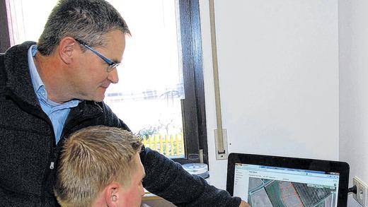 Antrag stellen am Computer: Es geht ums Geld, wenn die Bauern in diesen Tagen den Mehrfachantrag ausfüllen. Markus Kreßmann (vorne) aus Wiesenbronn macht das online. Berater Manfred Lilli ist daran interessiert, dass möglichst viele Landwirte den Antrag per Computer ausfüllen und abgeben.