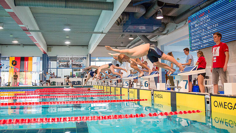 „WE CARE – so we swim“* s.Oliver veranstaltete gemeinsam mit Special Olympics Deutschland e.V., der Sportorganisation für Menschen mit geistiger Behinderung, einen integrativen Schwimmwettbewerb im Wolfgang Adami Bad Würzburg. Rund 80 Sportlerinnen und Sportler mit und ohne Behinderung aus dem ganzen Bundesgebiet gingen an den Start.