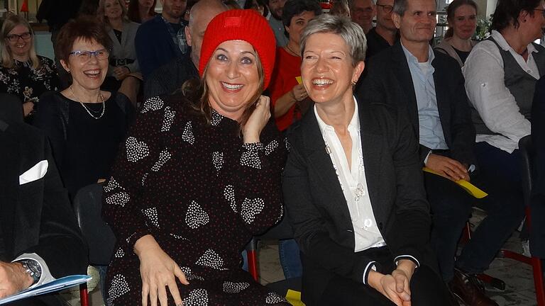 Eine Mütze für zwei Schulleiterinnen. Notfalls passen sie auch alle beide unter die Mütze, wurde Rektorin Stefanie Mott und Konrektorin Claudia Zimmermann (rechts) versichert. Eine Mütze für zwei Schulleiterinnen. Notfalls passen sie auch alle beide unter die Mütze, wurde Rektorin Stefanie Mott und Konrektorin Claudia Zimmermann (rechts) versichert.