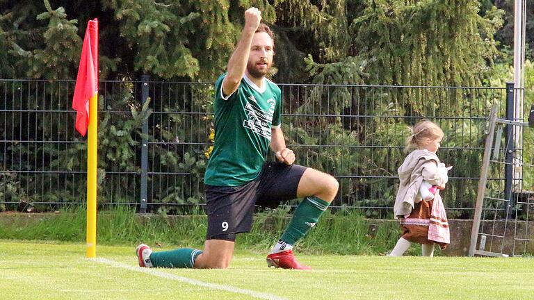 Im Kreispokalfinale 2021/22 gegen die DJK Dampfach hatte Simon Müller, Spielertrainer des SV-DJK Oberschwarzach, allen Grund zum Jubeln. Gegen Unterspiesheim soll es eine Fortsetzung geben. Im Kreispokalfinale 2021/22 gegen die DJK Dampfach hatte Simon Müller, Spielertrainer des SV-DJK Oberschwarzach, allen Grund zum Jubeln. Gegen Unterspiesheim soll es eine Fortsetzung geben.