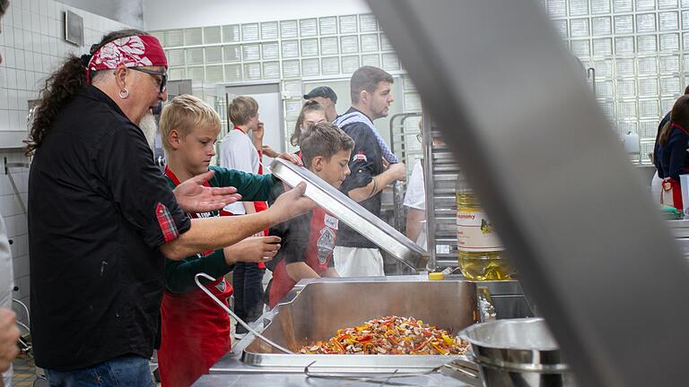 Sternekoch Stefan Marquard mit zwei Schülern des EGM in der Klosterküche der Abtei Münsterschwarzach. Sternekoch Stefan Marquard mit zwei Schülern des EGM in der Klosterküche der Abtei Münsterschwarzach. 