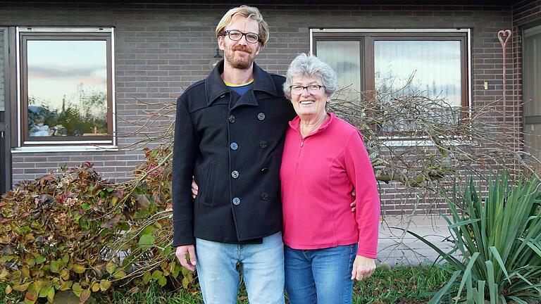 Lars Ohlsen mit seiner Mutter Mathilde bei seinem Besuch in seinem Elternhaus in Hausen. Lars Ohlsen mit seiner Mutter Mathilde bei seinem Besuch in seinem Elternhaus in Hausen. 