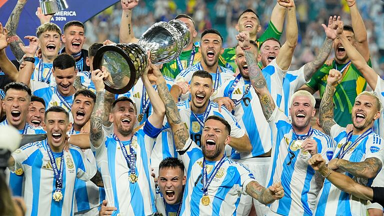 Copa América: Argentinien - Kolumbien - Lionel Messi gewinnt mit Argentinien nach 2021 zum zweiten Mal de Copa América Copa América: Argentinien - Kolumbien - Lionel Messi gewinnt mit Argentinien nach 2021 zum zweiten Mal de Copa América