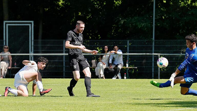 Robert Jakob (Mitte) beim 2:1-Führungstreffer für die Spvgg Giebelstadt. Der Flügelstürmer erzielte zwei der vier Treffer für die Gäste.