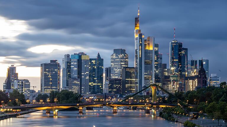Skyline von Frankfurt bei Nacht       -  Frankfurter Skyline: Mehrere Banken habe große Mietverträge für neue Büros abgeschlossen. (Archivbild)