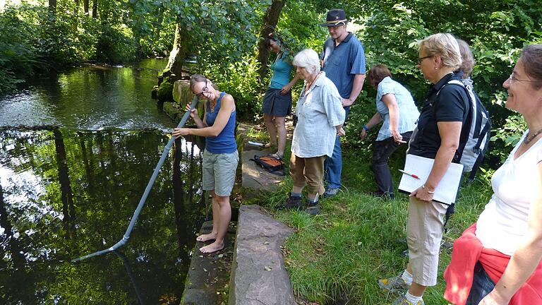 Mit einem Hörrohr nehmen die Teilnehmenden akustisch das Wasser wahr – eine Übung während eines früheren Ausbildungskurses im Naturpark Spessart.