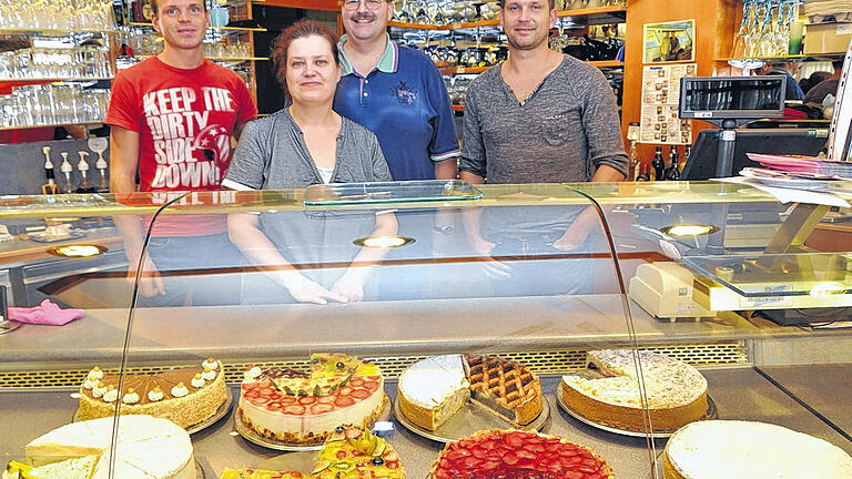 Essen, so viel man will: Im August wird im Marktheidenfelder „Café am Markt“ ein All-you-can-eat-Restaurant nach amerikanischem Vorbild einziehen. Michael Behringer (Mitte mit seiner Frau Kornelia) vermietet die Räume an die Brüder Daniel (links) und Heiko Göde.Foto: Andreas Brachs Essen, so viel man will: Im August wird im Marktheidenfelder „Café am Markt“ ein All-you-can-eat-Restaurant nach amerikanischem Vorbild einziehen. Michael Behringer (Mitte mit seiner Frau Kornelia) vermietet die Räume an die Brüder Daniel (links) und Heiko Göde.Foto: Andreas Brachs