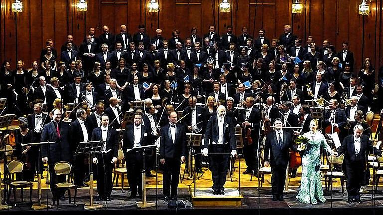 Hajou Zhang und die Philharmonie Festiva - (iwi) „Per aspera ad astra“ oder „Vom Dunkel ins Licht“, war für viele Komponisten der Romantik ein zentrales Leitmotiv. Das Vorbild dabei war Ludwig van Beethoven, der den Kontrast von Licht und Schatten in seiner Schicksalssymphonie heraufbeschwor. Franz Liszt griff dies in seinem virtuosen Klavierkonzert Nr. 1 auf, indem er an das Beethovensche Vorbild anknüpfte – ebenso wie Felix Mendelssohn Bartholdy in seiner Trompeten-Ouvertüre C-Dur op. 101. Der Klaviervirtuose Haiou Zhang und die Philharmonie Festiva (Foto) hauchen diesen drei Stücken im Rahmen des Konzertes „Licht und Schatten“ neues Leben ein. Unter der Leitung von Gerd Schaller werden sie am Sonntag, 2. Juni, um 17 Uhr im Großen Saal erklingen. Haiou Zhang zählt zu den erfolgreichsten Pianisten seiner Generation. Er wurde bereits als Zehnjähriger am Central Conservatory of Music in Peking aufgenommen und schloss sein Diplom mit besonderer Auszeichnung ab. Anschließend studierte er an der Hochschule für Musik und Theater Hannover. Er ist in der Region kein Unbekannter mehr und war bereits beim Kissinger Sommer zu hören. Auch die Philharmonie Festiva genießt in Bad Kissingen bereits breites Ansehen. Erst im vergangenen Kissinger Winterzauber begeisterte das Symphonieorchester beim Abschlusskonzert. 2008 von Gerd Schaller, Gründer und künstlerischer Leiter des Festivals Ebracher Musiksommer, ins Leben gerufen, interpretiert es die große symphonische Literatur der Klassik, Romantik und Moderne auf höchstem Niveau. Die Kernbesetzung bilden Musiker Münchner Spitzenorchester, die Schaller je nach Repertoire um jeweils speziell ausgewählte Instrumentalisten diverser renommierter Klangkörper aus ganz Deutschland und darüber hinaus ergänzt. Karten sind erhältlich in der Kur- und Tourist-Information, im Alten Rathaus oder unter (09 71) 80 48-4 44. Hajou Zhang und die Philharmonie Festiva - (iwi) „Per aspera ad astra“ oder „Vom Dunkel ins Licht“, war für viele Komponisten der Romantik ein zentrales Leitmotiv. Das Vorbild dabei war Ludwig van Beethoven, der den Kontrast von Licht und Schatten in seiner Schicksalssymphonie heraufbeschwor. Franz Liszt griff dies in seinem virtuosen Klavierkonzert Nr. 1 auf, indem er an das Beethovensche Vorbild anknüpfte – ebenso wie Felix Mendelssohn Bartholdy in seiner Trompeten-Ouvertüre C-Dur op. 101. Der Klaviervirtuose Haiou Zhang und die Philharmonie Festiva (Foto) hauchen diesen drei Stücken im Rahmen des Konzertes „Licht und Schatten“ neues Leben ein. Unter der Leitung von Gerd Schaller werden sie am Sonntag, 2. Juni, um 17 Uhr im Großen Saal erklingen. Haiou Zhang zählt zu den erfolgreichsten Pianisten seiner Generation. Er wurde bereits als Zehnjähriger am Central Conservatory of Music in Peking aufgenommen und schloss sein Diplom mit besonderer Auszeichnung ab. Anschließend studierte er an der Hochschule für Musik und Theater Hannover. Er ist in der Region kein Unbekannter mehr und war bereits beim Kissinger Sommer zu hören. Auch die Philharmonie Festiva genießt in Bad Kissingen bereits breites Ansehen. Erst im vergangenen Kissinger Winterzauber begeisterte das Symphonieorchester beim Abschlusskonzert. 2008 von Gerd Schaller, Gründer und künstlerischer Leiter des Festivals Ebracher Musiksommer, ins Leben gerufen, interpretiert es die große symphonische Literatur der Klassik, Romantik und Moderne auf höchstem Niveau. Die Kernbesetzung bilden Musiker Münchner Spitzenorchester, die Schaller je nach Repertoire um jeweils speziell ausgewählte Instrumentalisten diverser renommierter Klangkörper aus ganz Deutschland und darüber hinaus ergänzt. Karten sind erhältlich in der Kur- und Tourist-Information, im Alten Rathaus oder unter (09 71) 80 48-4 44.