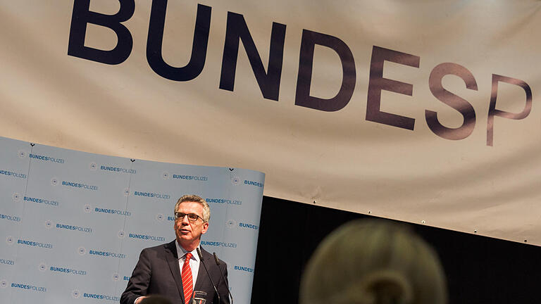 De Maizière besucht neues Bundespolizeiausbildungszentrum - Bundesinnenminister Thomas de Maizière (CDU) hält am 01.09.2016 im neuen Aus- und Fortbildungszentrum der Bundespolizei in Bamberg (Bayern) eine Rede. Der bayerische Innenminister Herrmann (CSU) und Bundesinnenminister De Maizière (CDU) besuchten das neue Bundespolizeiausbildungszentrum in Bamberg. Foto: Nicolas Armer/dpa +++(c) dpa - Bildfunk+++ | Verwendung weltweit De Maizière besucht neues Bundespolizeiausbildungszentrum - Bundesinnenminister Thomas de Maizière (CDU) hält am 01.09.2016 im neuen Aus- und Fortbildungszentrum der Bundespolizei in Bamberg (Bayern) eine Rede. Der bayerische Innenminister Herrmann (CSU) und Bundesinnenminister De Maizière (CDU) besuchten das neue Bundespolizeiausbildungszentrum in Bamberg. Foto: Nicolas Armer/dpa +++(c) dpa - Bildfunk+++ | Verwendung weltweit