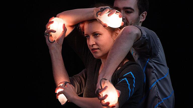 Längste Varieté-Show der Welt       -  Die Performance-Künstler Dandeli on Fire