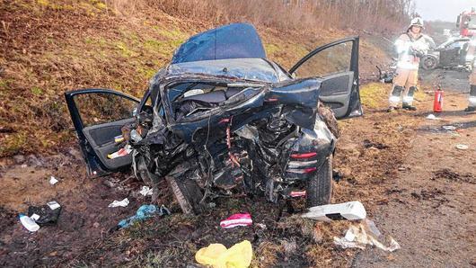 Betrunkener verursacht am Ostersonntag Unfall auf der A 70       -  Zwei Schwerverletzte sind das Ergebnis eines Unfalls, an dem ein Fiat und ein Audi TT am Ostersonntag kurz vor 6 Uhr auf der A 70 zwischen den Anschlussstellen Haßfurt und Knetzgau beteiligt waren. Ein 27-Jähriger war laut Polizeibericht mit deutlich höherer Geschwindigkeit auf einen vor ihm fahrenden Pkw aufgefahren. Beide Fahrzeuge gerieten ins Schleudern und kamen auf dem Standstreifen beziehungsweise außerhalb der Fahrbahn zum Stillstand. Bei Eintreffen der Feuerwehr hatte ein Beteiligter sein Fahrzeug bereits selbstständig verlassen können und wurde vom Rettungsdienst versorgt. Die zweite verletzte Person wurde zunächst in ihrem Auto versorgt und konnte das Fahrzeug später ebenfalls ohne Hilfe der Feuerwehr verlassen. Beim Unfallverursacher stellten die Ordnungshüter fast zwei Promille Alkohol fest, weshalb bei ihm eine Blutentnahme durchgeführt wurde. Der Führerschein des Betrunkenen konnte an der Unfallstelle nicht aufgefunden werden, landete aber schließlich doch ohne großen Aufwand beim Sachbearbeiter der Polizei, der ihn gleich an die Staatsanwaltschaft Bamberg weiterleitete. Einem Besucher einer Schweinfurter Discothek hatte ein erheblich alkoholisierter Mann etwa drei Stunden vor dem Unfall die Geldbörse mitsamt dem Führerschein in der Disco übergeben mit der festen Überzeugung, die Brieftasche würde dem Discobesucher gehören. Da dies jedoch nicht der Fall war und der Betrunkene die Geldbörse trotz mehrerer Aufforderungen nicht zurücknehmen wollte, gab sie der &bdquo;Finder&ldquo; bei der Polizei in Schweinfurt ab. Wegen Bergungsarbeiten war die A 70 zwischen den Anschlussstellen Haßfurt und Knetzgau für ungefähr 20 Minuten gesperrt. Im Einsatz waren die Feuerwehr Haßfurt mit fünf Fahrzeugen und 20 Einsatzkräften, das Rote Kreuz mit zwei Rettungswagen, eine Streife der Autobahnpolizei und drei Fahrzeuge der Autobahnmeisterei. Der bei dem Unfall entstandene Sachschaden beläuft sich laut Polizeibericht auf etwa 25 000 Euro.