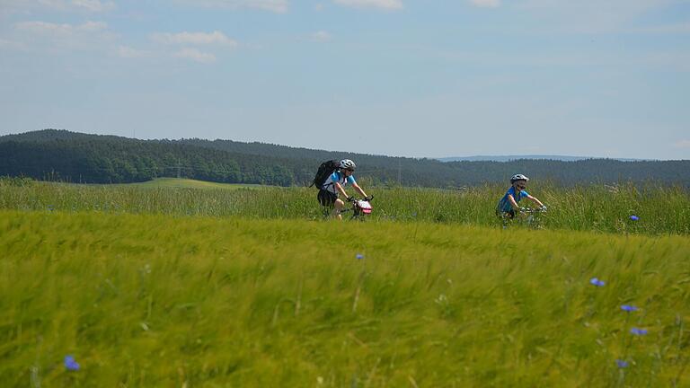 Wälder und Felder durchquert Familie Schröpfer mit dem Fahrrad.