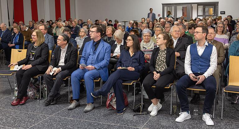Sie saßen in der ersten Reihe beieinander: Pfarrer Gregor Sauer (zweiter von links), Pfarrer Holger Manke, die Pfarrerinnen Eszter Manke-Lackner und Lena Gleißner. Sie saßen in der ersten Reihe beieinander: Pfarrer Gregor Sauer (zweiter von links), Pfarrer Holger Manke, die Pfarrerinnen Eszter Manke-Lackner und Lena Gleißner.