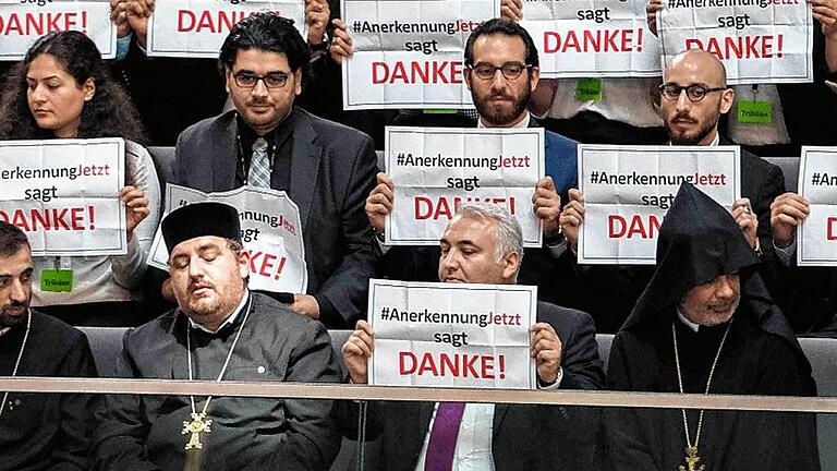 GERMANY-TURKEY-ARMENIA-BUNDESTAG       -  Armenische Beobachter der Bundestagsdebatte bedanken sich nach dem Votum der Abgeordneten.