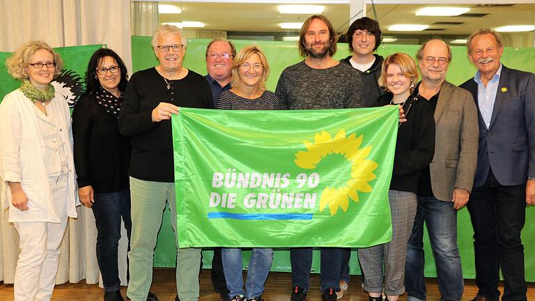 Auch in Gochsheim-Weyer organisieren sich die Grünen in einem Ortsverband, die dritte Neugründung in diesem Jahr im Landkreis Schweinfurt. Im bild (von links) Bezirksvorsitzende Simone Artz, Kreissprecherin Ayfer Rethschulte, Peter Krause (Schriftführer Ortsverband), Kreisrat Walter Rachle, Heike Spitzner (Beisitzerin Ortsverband), Peter Matl (Sprecher Ortsverband), Kreissprecher Johannes Weiß, Ronja Kuschel (Sprecherin Ortsverband), Landesvorsitzender Eike Hallitzky und MdL Paul Knoblach. Auch in Gochsheim-Weyer organisieren sich die Grünen in einem Ortsverband, die dritte Neugründung in diesem Jahr im Landkreis Schweinfurt. Im bild (von links) Bezirksvorsitzende Simone Artz, Kreissprecherin Ayfer Rethschulte, Peter Krause (Schriftführer Ortsverband), Kreisrat Walter Rachle, Heike Spitzner (Beisitzerin Ortsverband), Peter Matl (Sprecher Ortsverband), Kreissprecher Johannes Weiß, Ronja Kuschel (Sprecherin Ortsverband), Landesvorsitzender Eike Hallitzky und MdL Paul Knoblach.