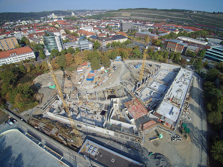 Der bumerangförmige Grundriss ist schon zu erkennen: das enstehende Nautiland-Bad Ende August 2018.