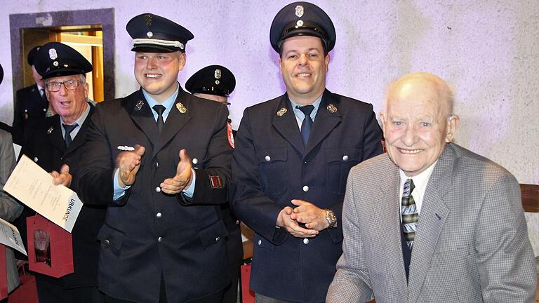 Rekordverdächtig: Der 94-jährige Helmut Fröhlich ist seit 79 Jahren bei der Feuerwehr Escherndorf. Rekordverdächtig: Der 94-jährige Helmut Fröhlich ist seit 79 Jahren bei der Feuerwehr Escherndorf.