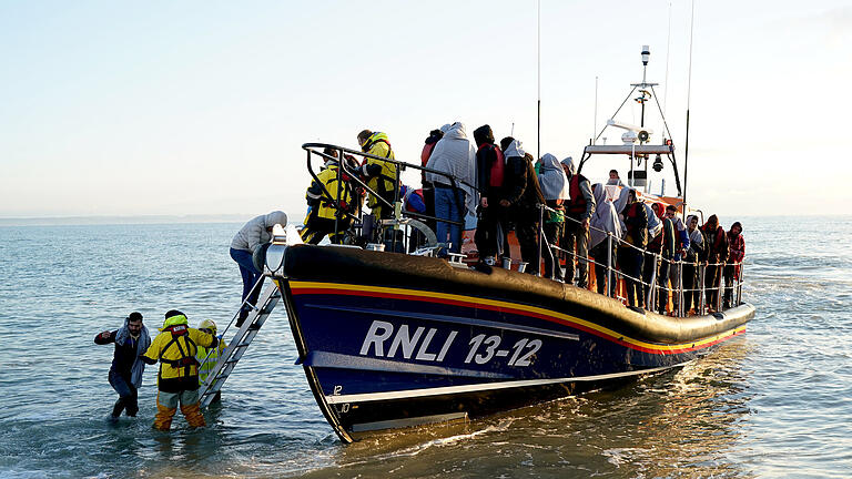 Migranten in Großbritannien.jpeg       -  Großbritanniens Regierung wird illegale Migranten künftig ohne Rücksicht auf ihre eigentliche Herkunft nach Ruanda abzuschieben