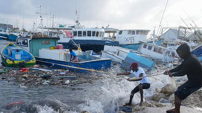 Hurrikan &bdquo;Beryl&rdquo; auf Barbados       -  Fischer ziehen ein vom Hurrikan &bdquo;Beryl&rdquo; beschädigtes Boot zurück zu einem Dock.