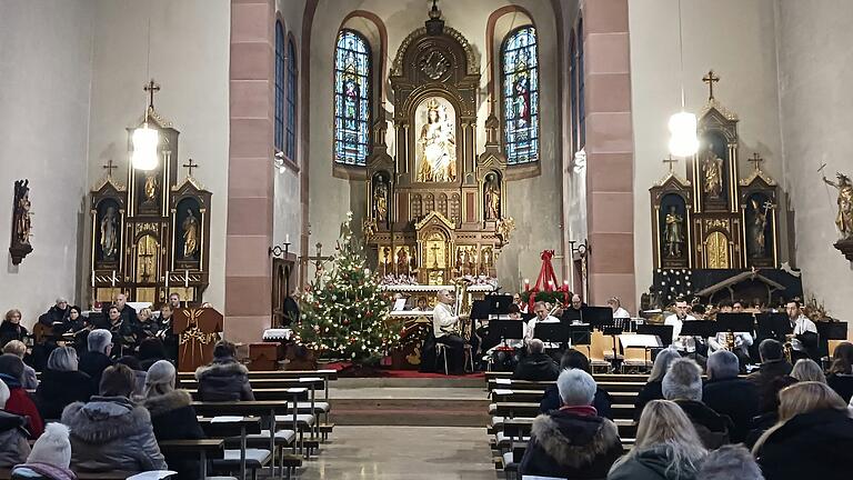 Ein festliches Adventskonzert boten die Birkenfelder Musikgruppen.