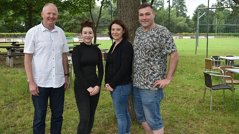 TSV-Vorsitzender Jürgen Maul (links) freut sich, dass das Sportheim des TSV Brendlorenzen seit 1. Juli wieder verpachtet ist. Von rechts: Küchenchef Florian Knobling, Pächterin Julia Matis und Teamleiterin Samira Zelenko. TSV-Vorsitzender Jürgen Maul (links) freut sich, dass das Sportheim des TSV Brendlorenzen seit 1. Juli wieder verpachtet ist. Von rechts: Küchenchef Florian Knobling, Pächterin Julia Matis und Teamleiterin Samira Zelenko.